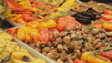 很多食物在街头美食节。 烧烤蘑菇和蔬菜：西红柿、辣椒、土豆、西葫芦和西葫芦